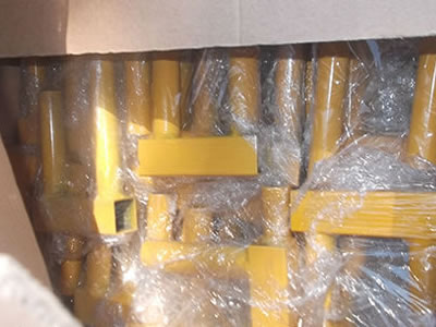 Many yellow PVC coated Canada temporary fence clamps packaged with plastic film and carton.
