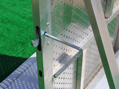 We can see the inner lock mechanism of the aluminum stage barrier.